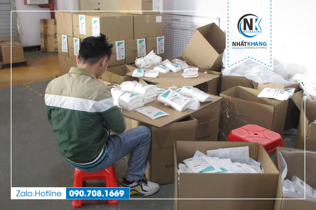 Công ty sản xuất và in ấn bao bì nhựa Nhất Khang, chuyên cung cấp túi zipper đựng quần áo tại TPHCM